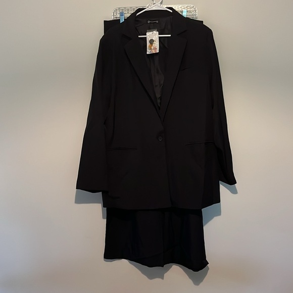 Women’s suit - Picture 2 of 3